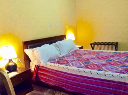 The lions den hotel image 1